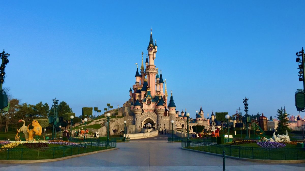 Lee más sobre el artículo Cuándo ir a Disneyland Paris en 2024 y 2025: calendario de afluencia y horarios