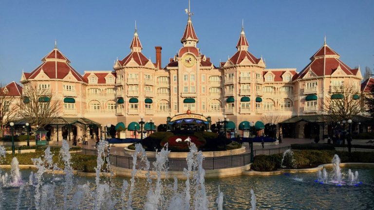 Vista del Hotel Disneyland desde Fantasia Gardens