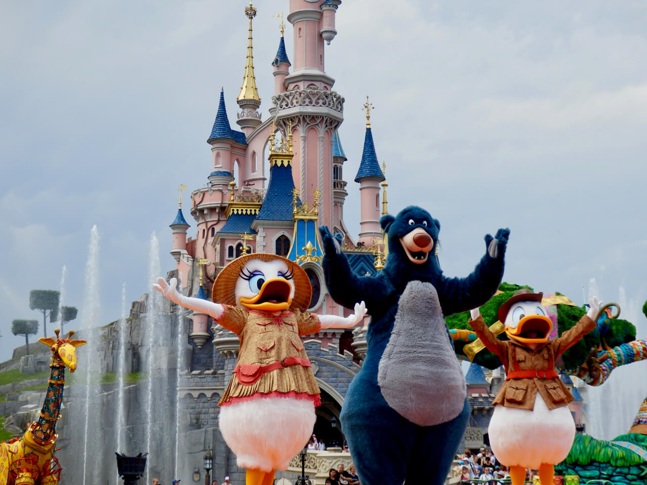Baloo, Donald y Daisy en el show Jungle Book Jive en Disneyland Paris