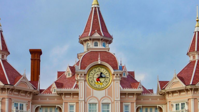 Reloj del Hotel Disneyland en Disneyland Paris
