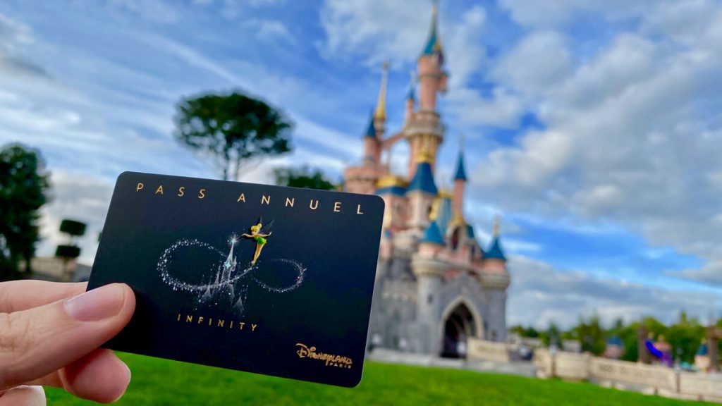 Pase Anual delante del castillo de Disneyland Paris
