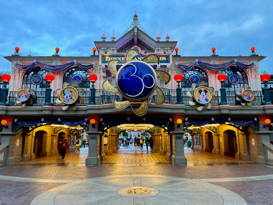 Decoración del 30 aniversario de Disneyland Paris junto con la de Halloween 2022