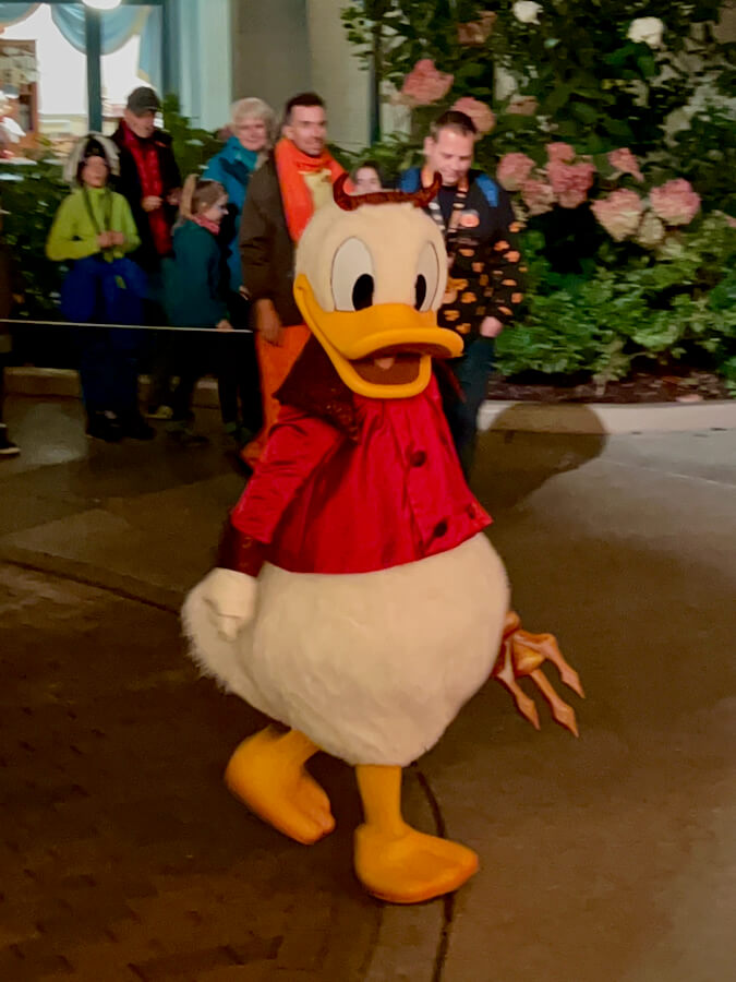 Donald disfrazado de diablo en el Halloween de Disneyland Paris