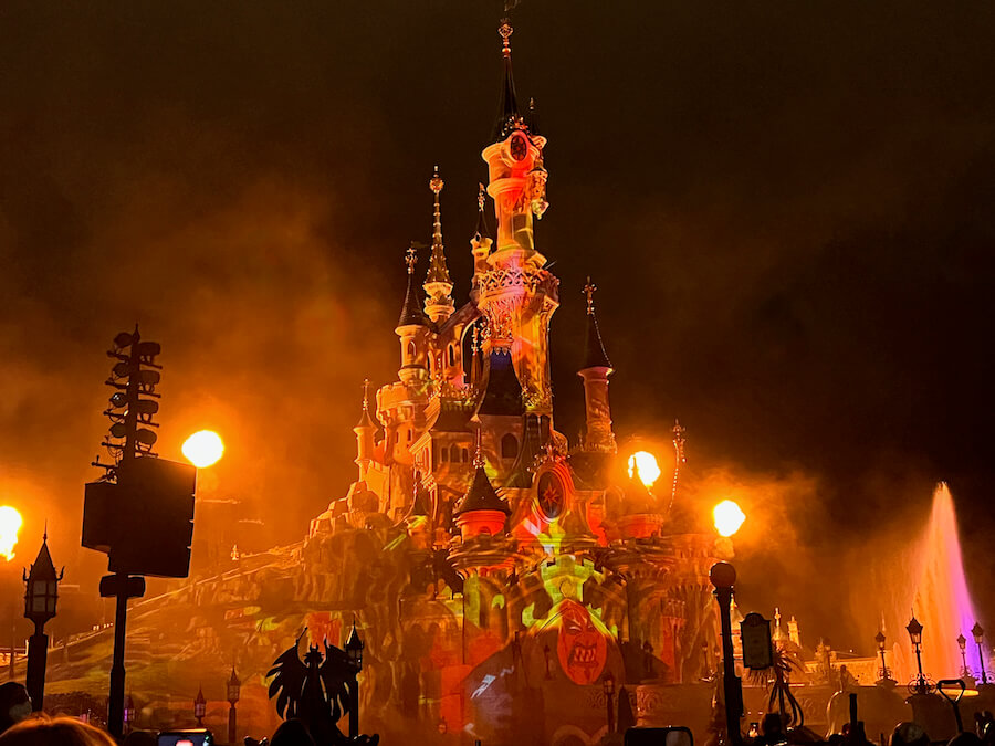 Los Villanos Disney Salen al Caer la Noche espectáculo de Halloween en Disneyland Paris
