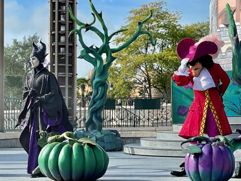 Maléfica y Garfio en el Halloween de Disneyland Paris