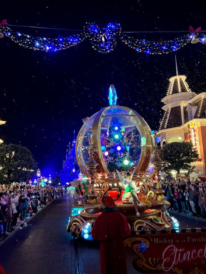 Campanilla en la cabalgata Navideña Mickeys Dazzling Christmas Parade de Disneyland Paris
