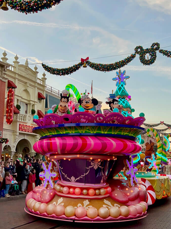 Carroza de Minnie en la cabalgata Navideña Mickeys Dazzling Christmas Parade de Disneyland Paris