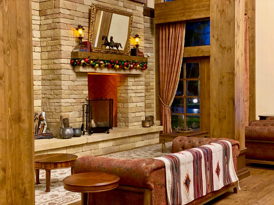 Colorado Creek Hotel - sofas del lounge y chimenea