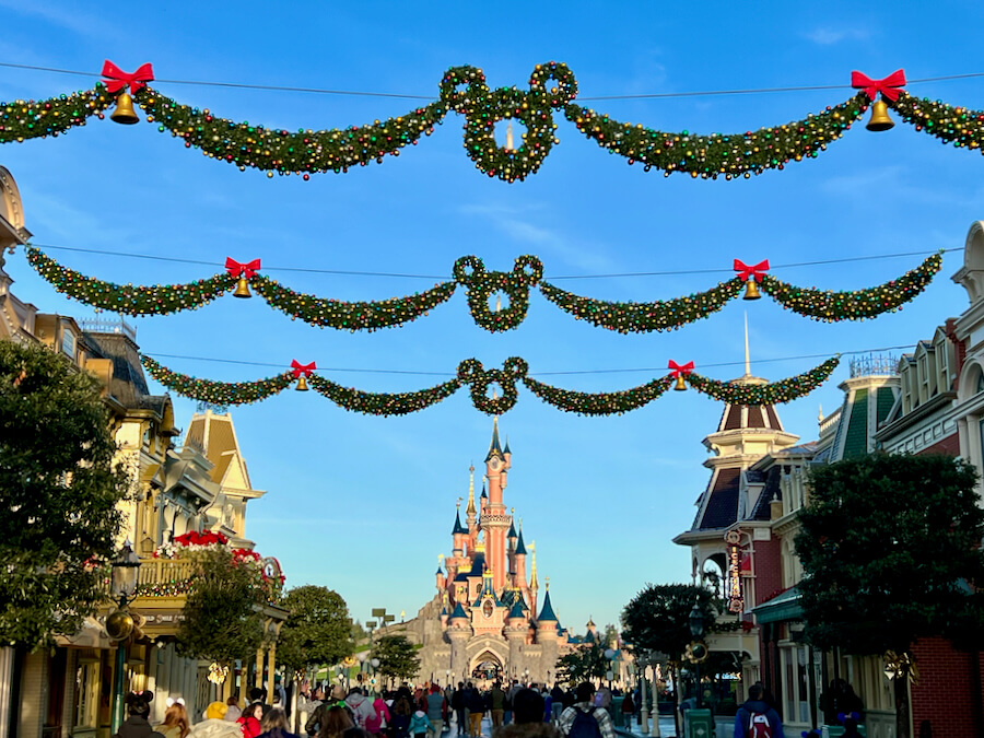 Decoración de navidad en Main Street de Disneyland Paris