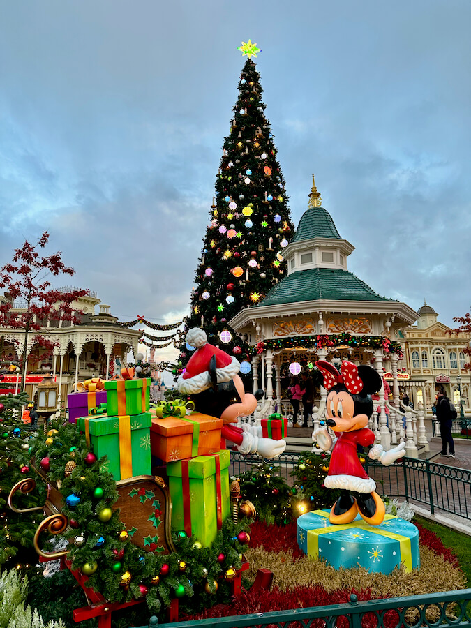 Decoraciones de navidad y árbol en la entrada a Disneyland Paris
