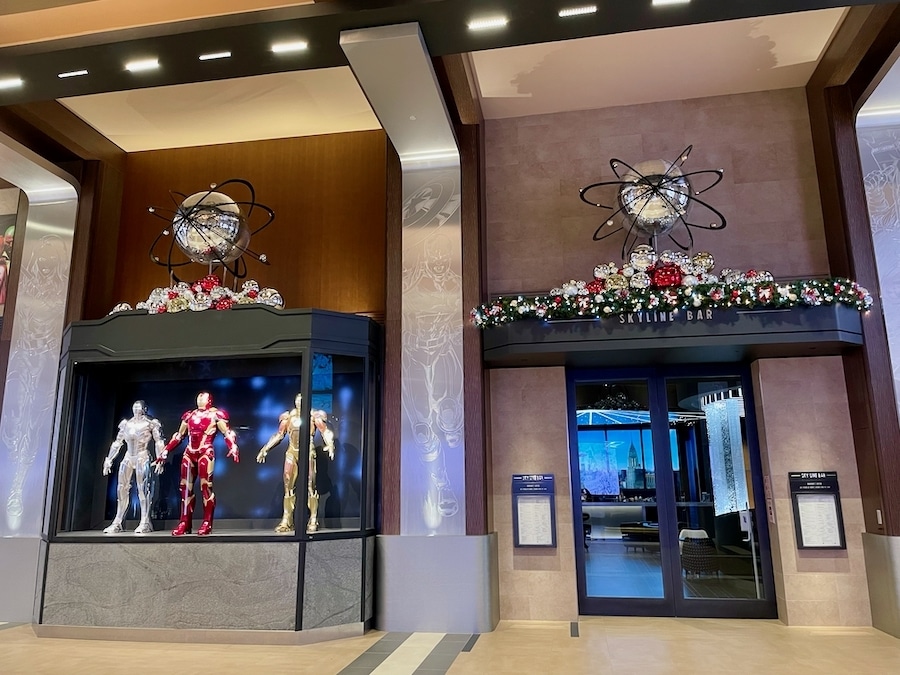 Decoración navideña en el Lobby del Hotel New York the Art of Marvel de Disneyland Paris