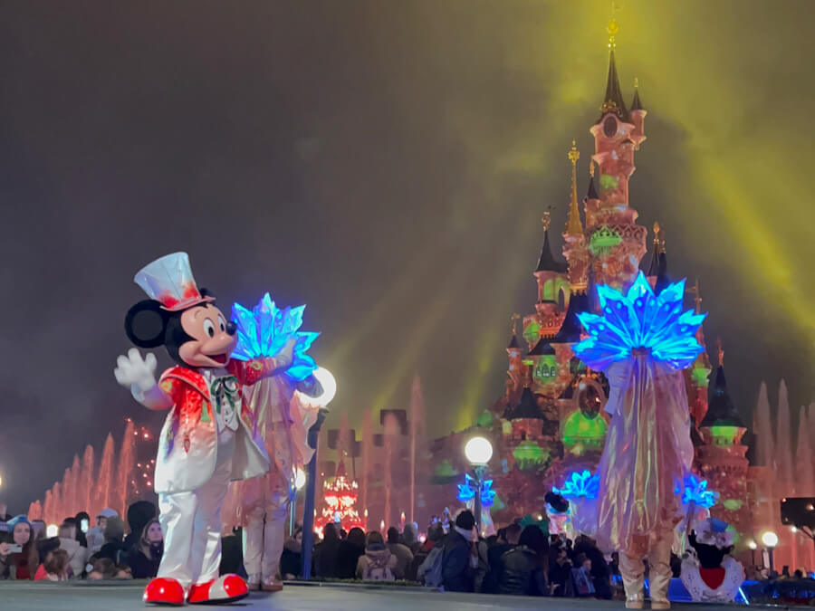 Mickey iluminando el Castillo en la cabalgata Navideña Mickeys Dazzling Christmas Parade de Disneyland Paris