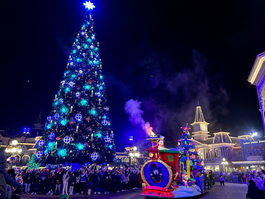 Mickey iluminando el árbol de navidad en la cabalgata Navideña Mickeys Dazzling Christmas Parade de Disneyland Paris