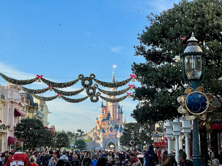 Nieve en Main Street de Disneyland Paris en su Navidad Encantada