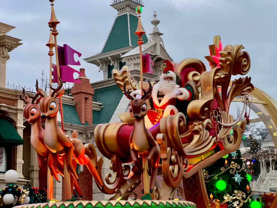 Santa Clausen la cabalgata Navideña Mickeys Dazzling Christmas Parade de Disneyland Paris