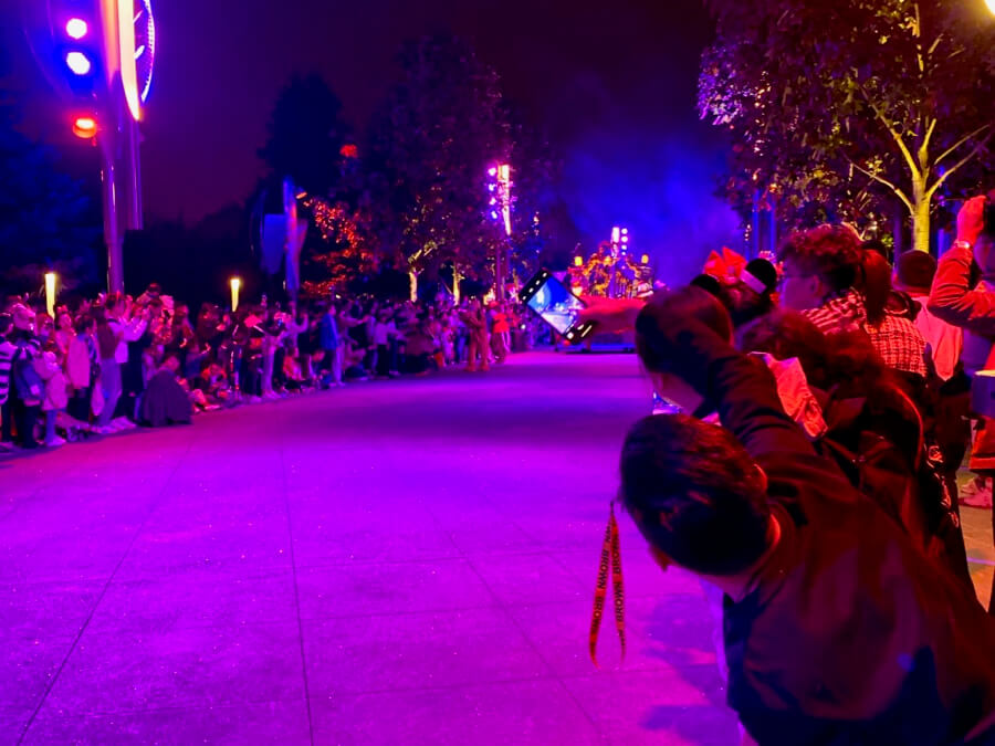 Gente esperando a una cabalgata en Shanghai Disneyland