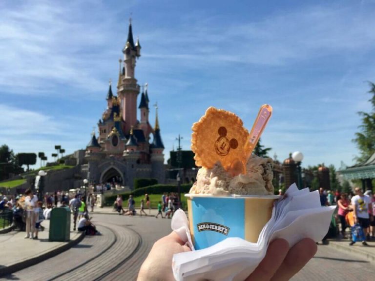 Helado de Gibson Girl Ice Cream Parlour en Disneyland Paris delante del castillo