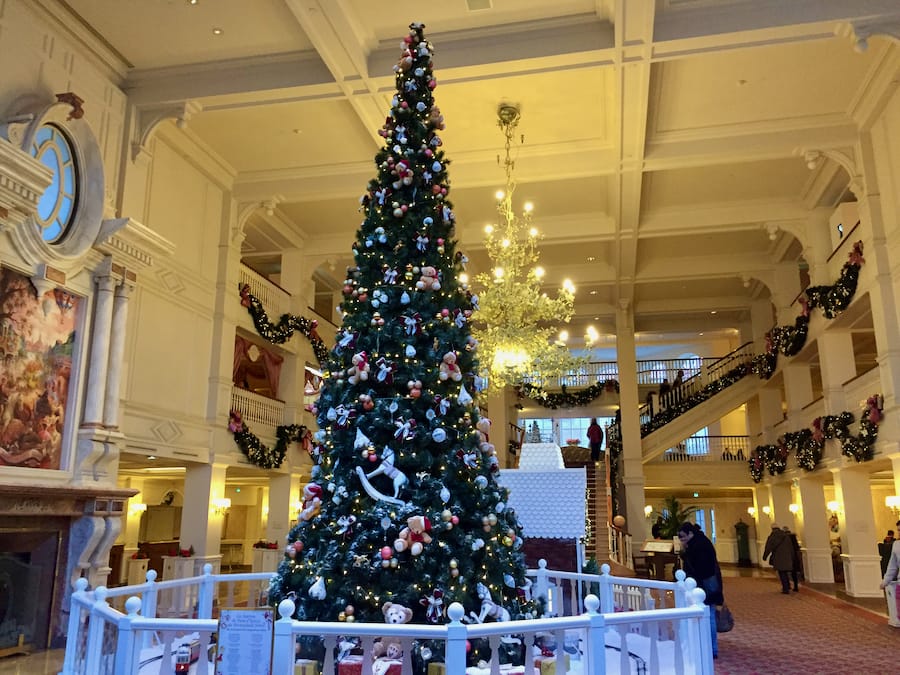 Hotel Disneyland con su árbol de Navidad