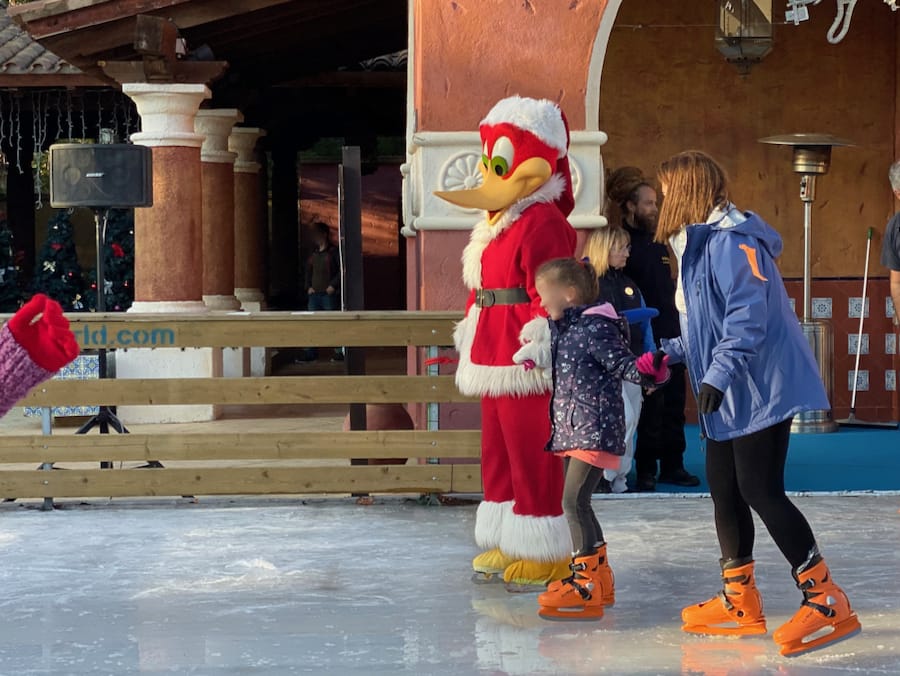 PortAventura Navidad - Woody Pájaro Loco en la pista de patinaje sobre hielo