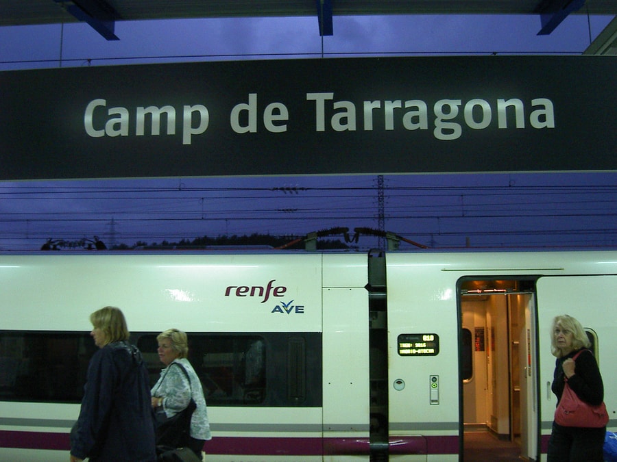 Letrero de estación de AVE Camp de Tarragona