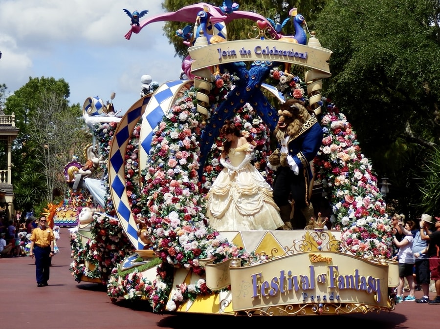 Cabalgata Festival of Fantasy Parade en Magic Kingdom