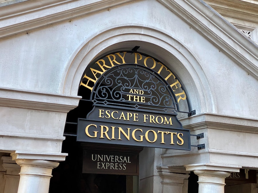 Cartel de Entrada a la atracción Harry Potter and the Escape from Gringotts en Universal Studios Florida