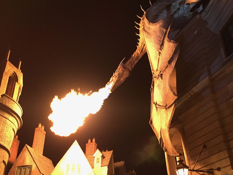Dragón del Callejón Diagon echando fuego de noche en Universal Studios Florida
