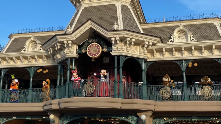 Mickey Minnie Goofy Pluto Chip y Chop despidiendo a los visitantes de Disneyland Paris