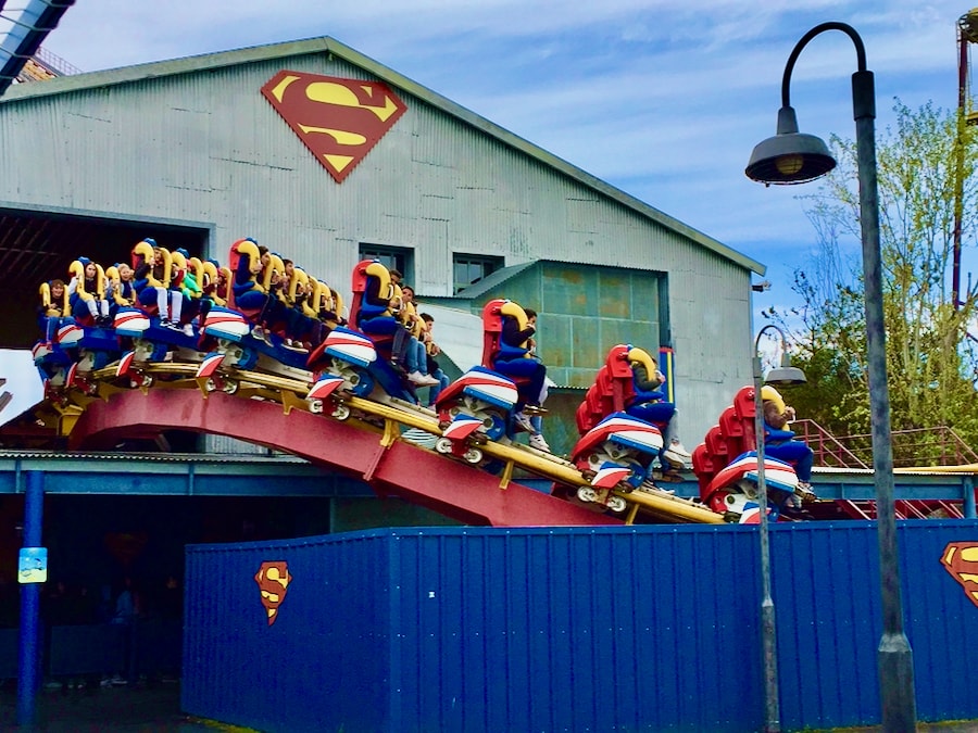 Montaña Rusa Superman la Atracción de Acero en Parque Warner