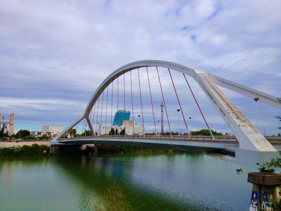 Puente de la Barqueta de Sevilla, entrada de Isla Mágica