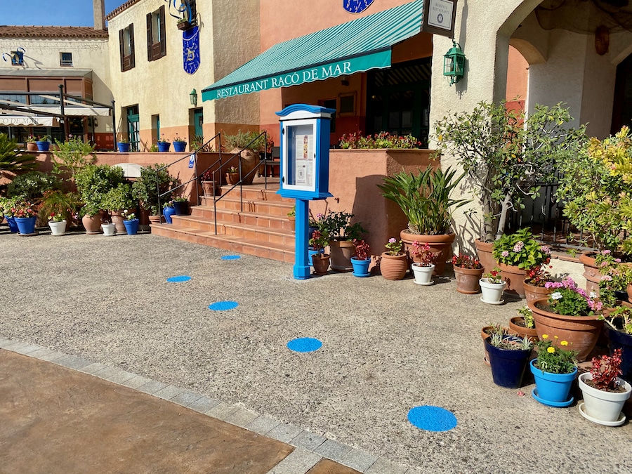 Distancia de seguridad en acceso a restaurante Racó de Mar en PortAventura