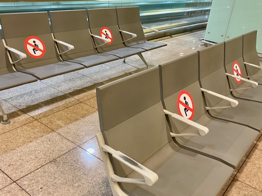 Asientos con señal de prohibido sentarse en el aeropuerto de Barcelona 2020