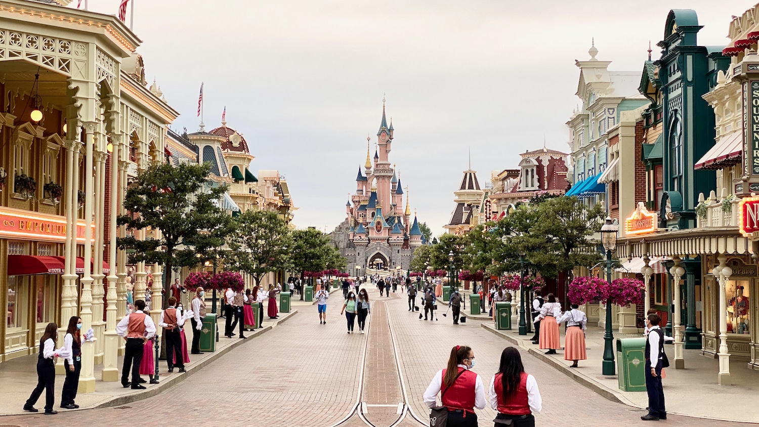 Castillo de Disneyland Paris y Main Street USA a la hora del cierre en 2020
