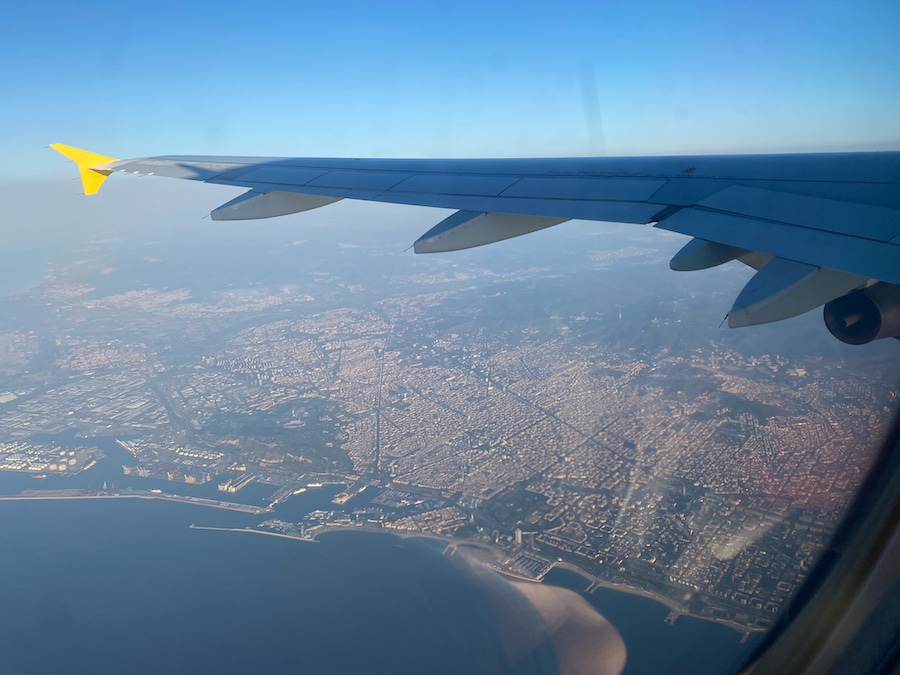 Vista desde un avión de Vueling en dirección a Paris pasando sobre Barcelona
