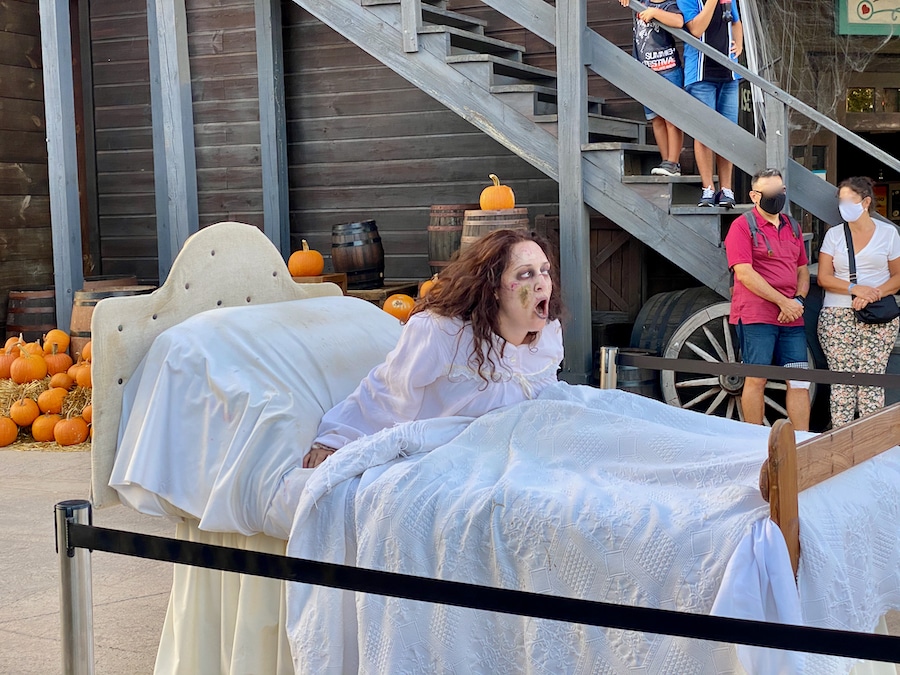 La niña del exorcista animación de calle del Halloween 2020 de PortAventura