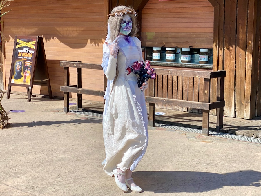 La novia animación de calle con mascarillas del Halloween PortAventura 2020