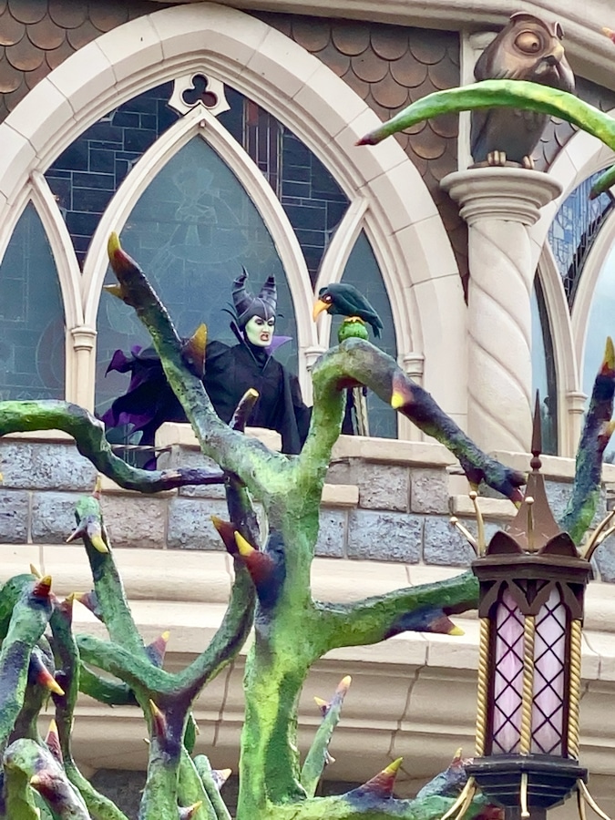 Maléfica en el balcón del Castillo en el Halloween 2020 de Disneyland Paris