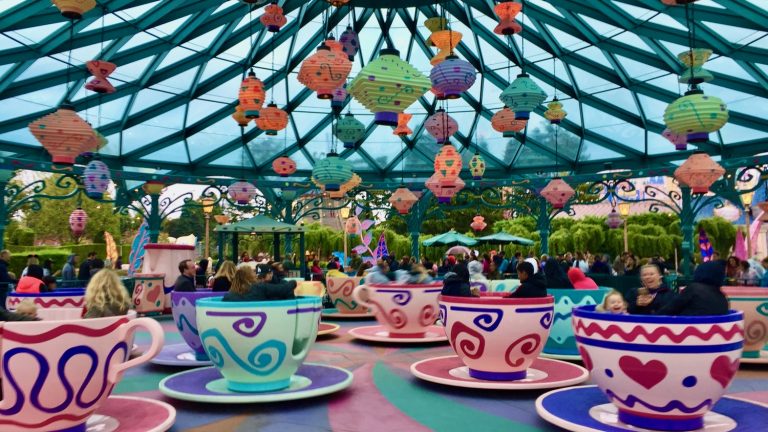 Atracción de las tazas de té de Alicia en el País de las Maravillas de Disneyland Park en Paris