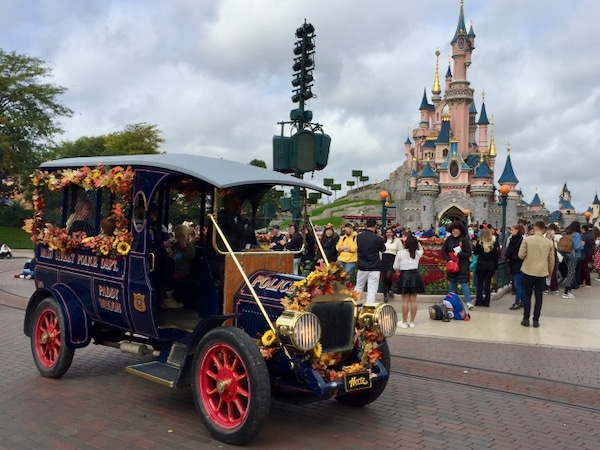 Coche de policía de Main Street Vehicles delante del castillo - Atracción de Disneyland Paris
