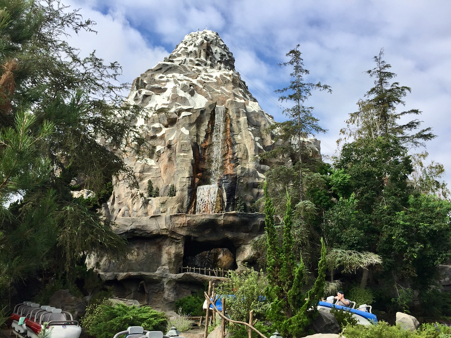 Atracción Matterhorn Bobsleds en Disneyland Resort de California