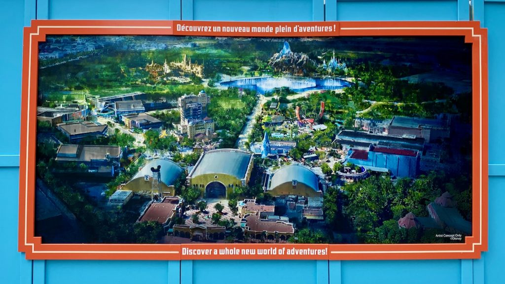 Cartel en valla de Walt Disney Studios con el diseño de las novedades futuras del parque en Disneyland Paris