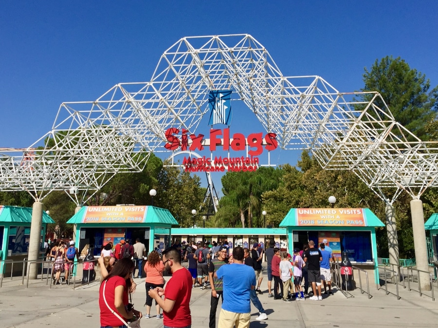 Entrada a Six Flags Magic Mountain en Los Ángeles California
