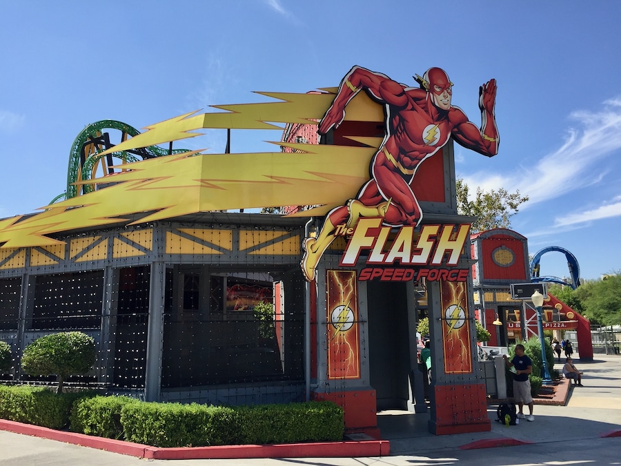 Entrada a la atracción The Flash Speed Force en Six Flags Magic Mountain
