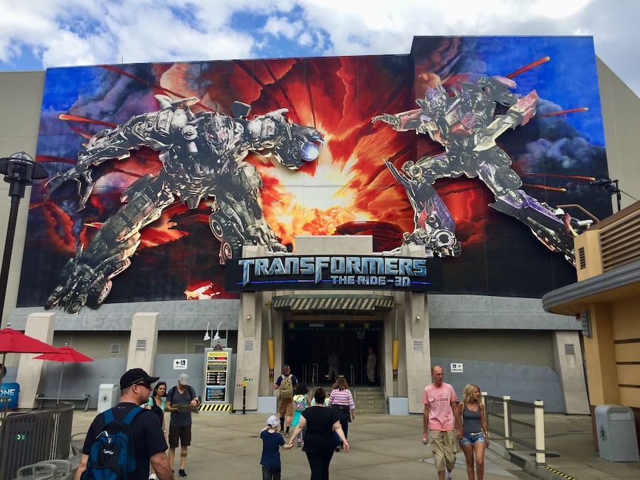 Entrada a la atracción Transformers The Ride 3D en el Lower Lot de Universal Studios Hollywood
