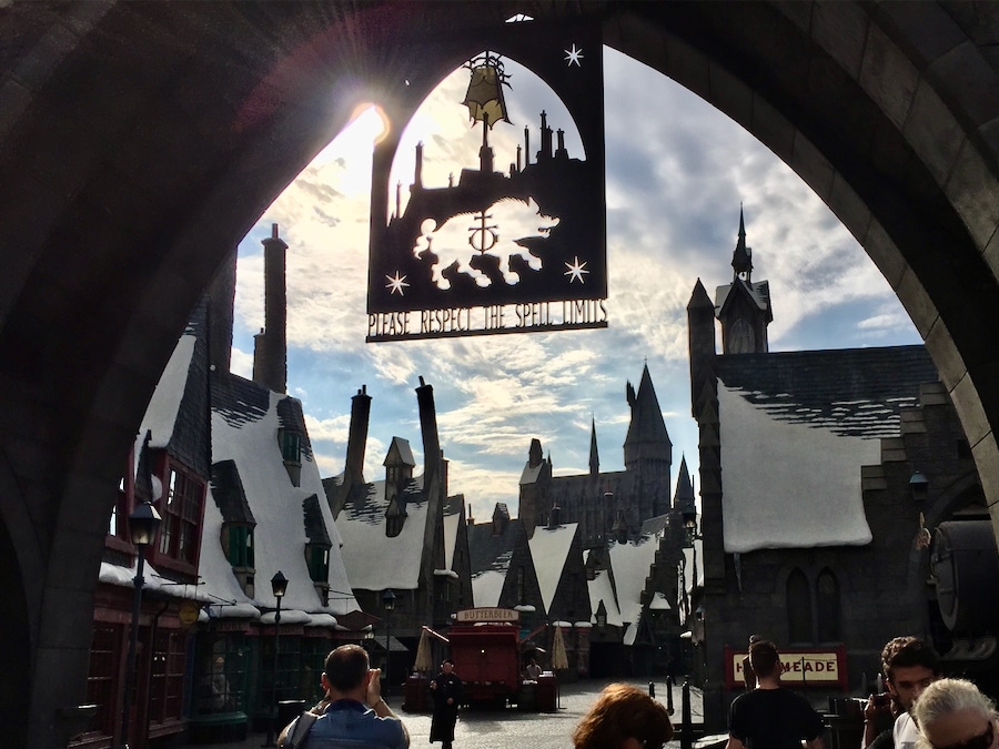 Entrada al pueblo de Hogsmeade del Mundo Mágico de Harry Potter en Universal Studios Hollywood