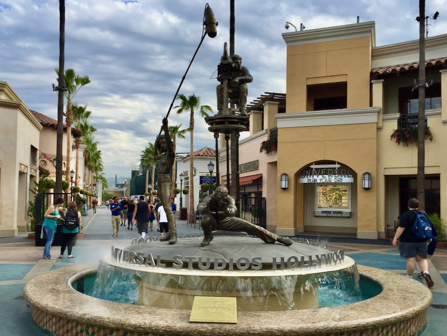 Escultura de cineastas a la entrada de Universal Studios Hollywood en Los Ángeles