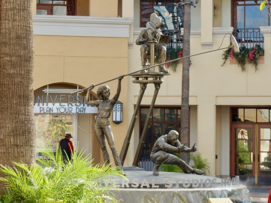 Escultura de cineastas desde la entrada de Universal Studios Hollywood en Los Ángeles