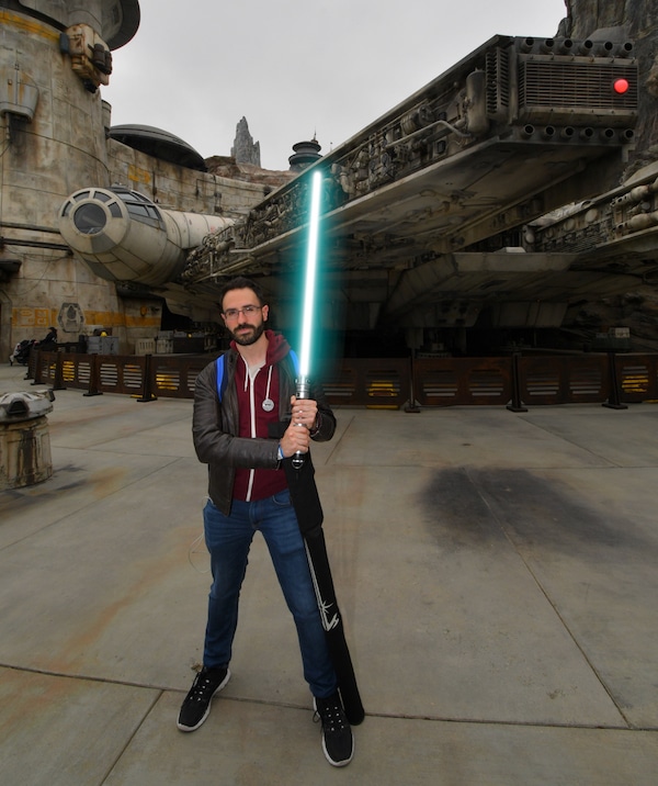 Foto de PhotoPass delante del Halcón Milenario de Star Wars Galaxys Edge en Disneyland California
