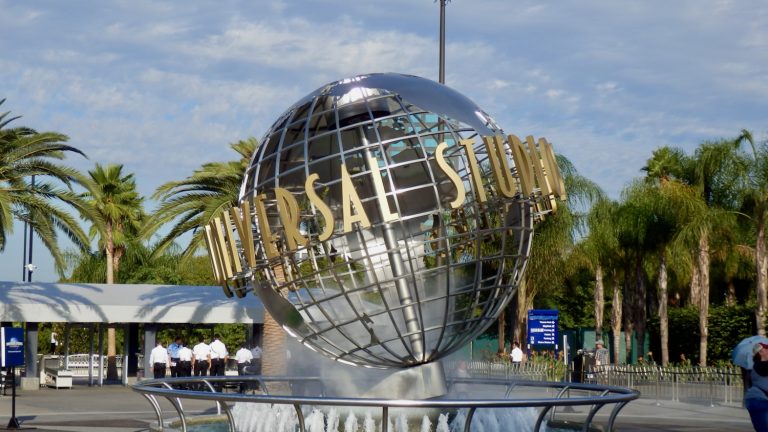 Globo terráqueo en la entrada de Universal Studios Hollywood en California