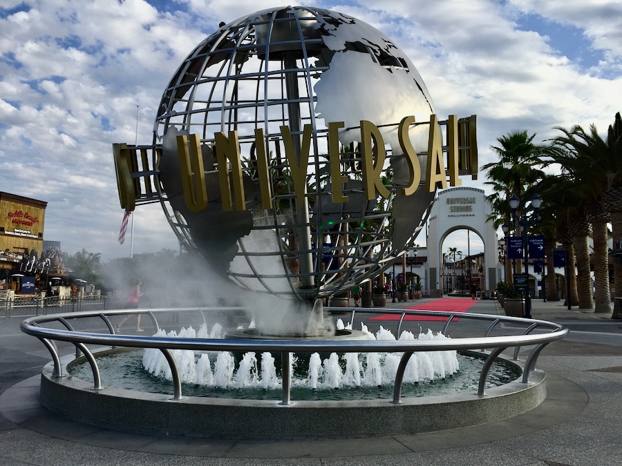 Globo terráqueo y arco en la entrada de Universal Studios Hollywood en California